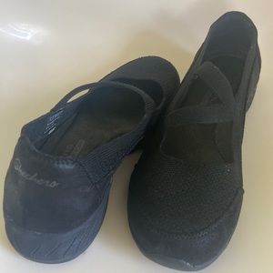 LIKE NEW MEMORY FOAM SKETCHERS-Black Mary Janes